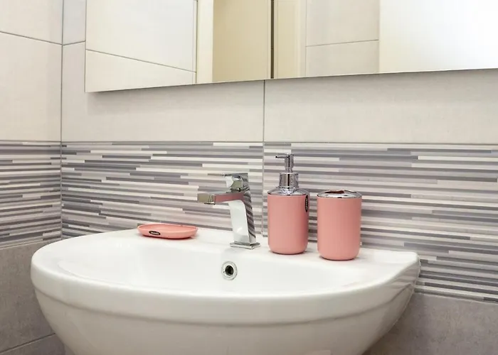 Lhe Les Trois Merveilles Rose Charles * Τσεζένα