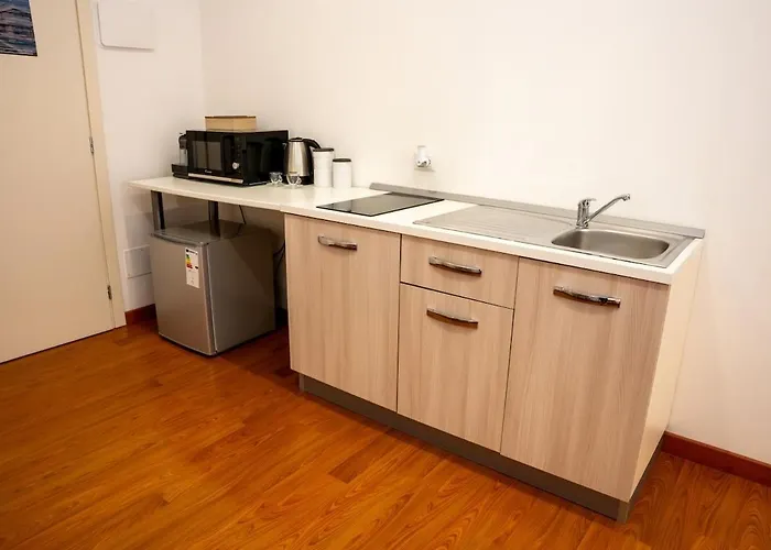 Lhe Les Trois Merveilles Rose Charles Τσεζένα